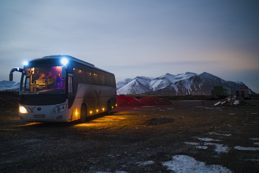Moderner Fernbus auf Autobahn